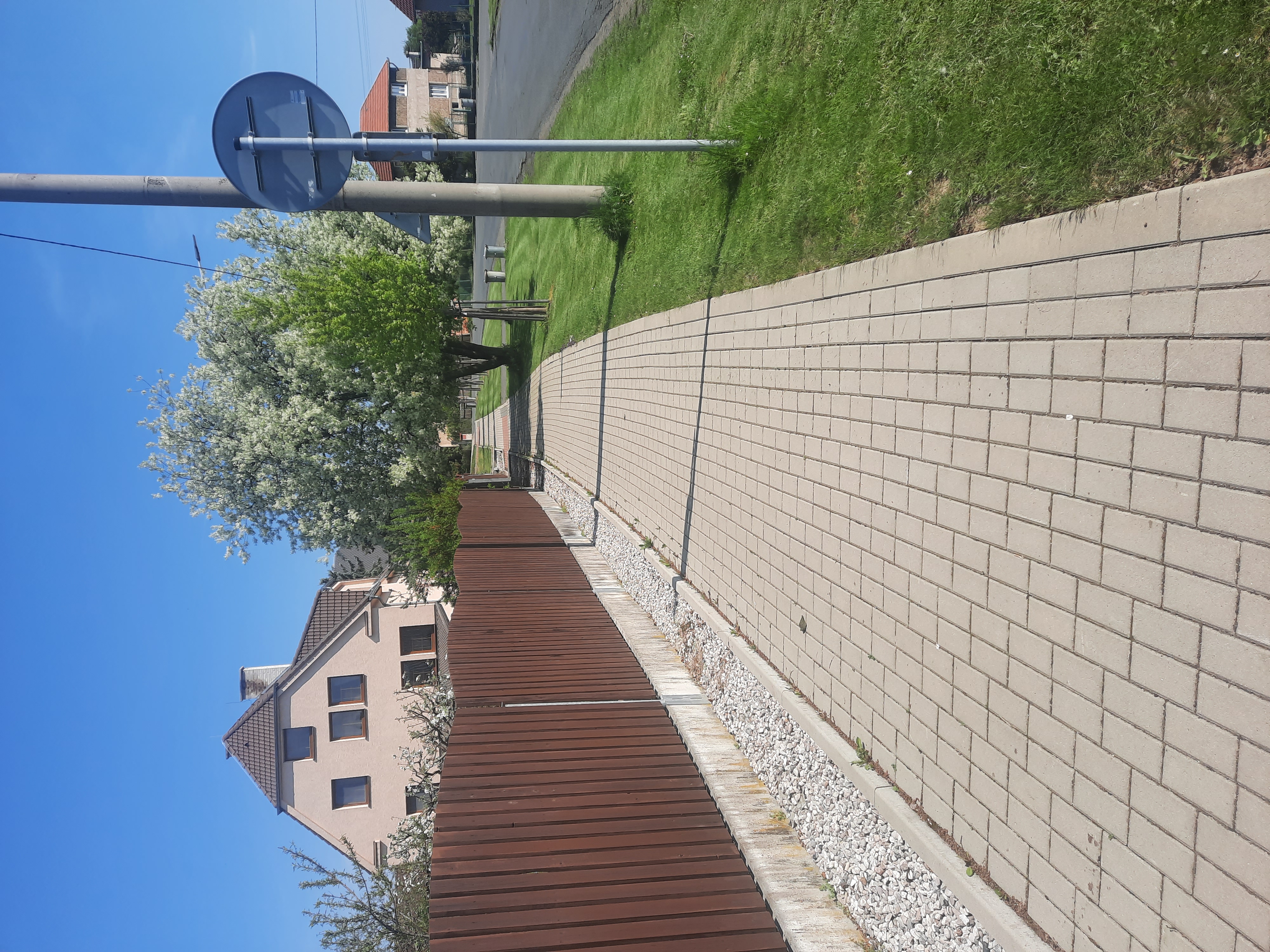 Obrázek 4 - Chodník podél hlavní komunikace v obci Podluhy - I. etapa