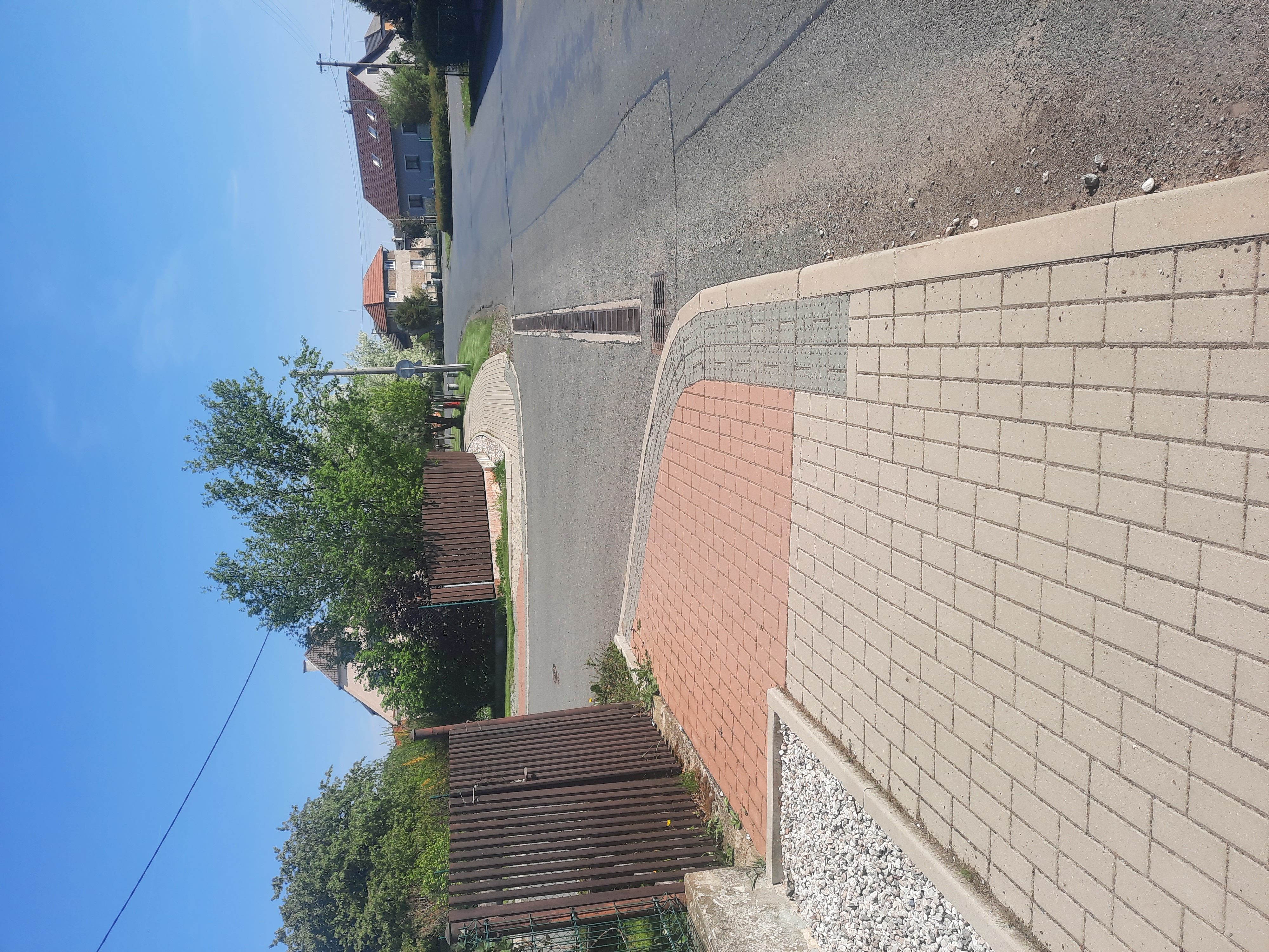 Obrázek 3 - Chodník podél hlavní komunikace v obci Podluhy - I. etapa