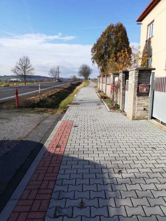 Obrázek 2 - Tuchlovice - Slovanka, chodník podél II/606